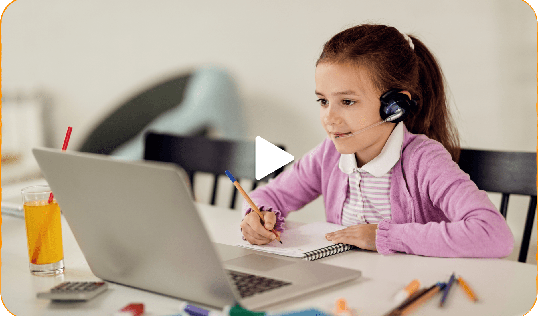 تلميذة تتابع درسا عبر الحاسوب